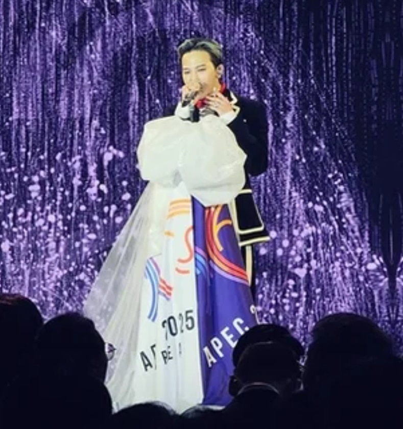 GD演唱《Drama》時,咪架亦縛上APEC旗幟。 GD演唱《Drama》時,咪架亦縛上APEC旗幟。