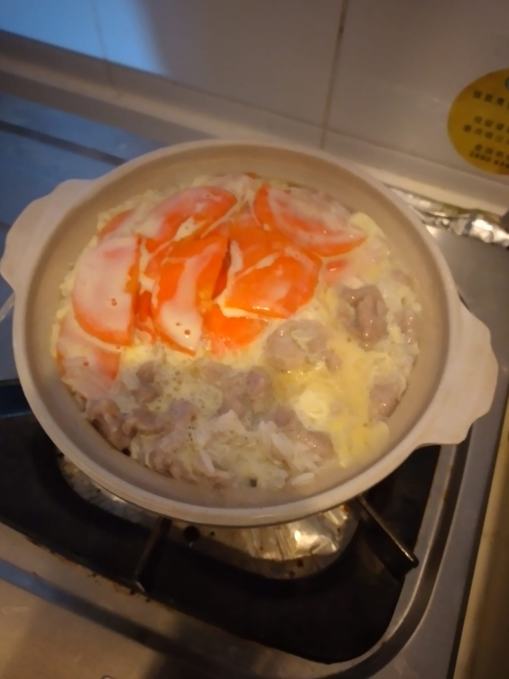 紅蘿蔔 豬肉片 滑蛋 煲仔飯（圖片來源：Facebook@香港茶餐廳及美食關注組）