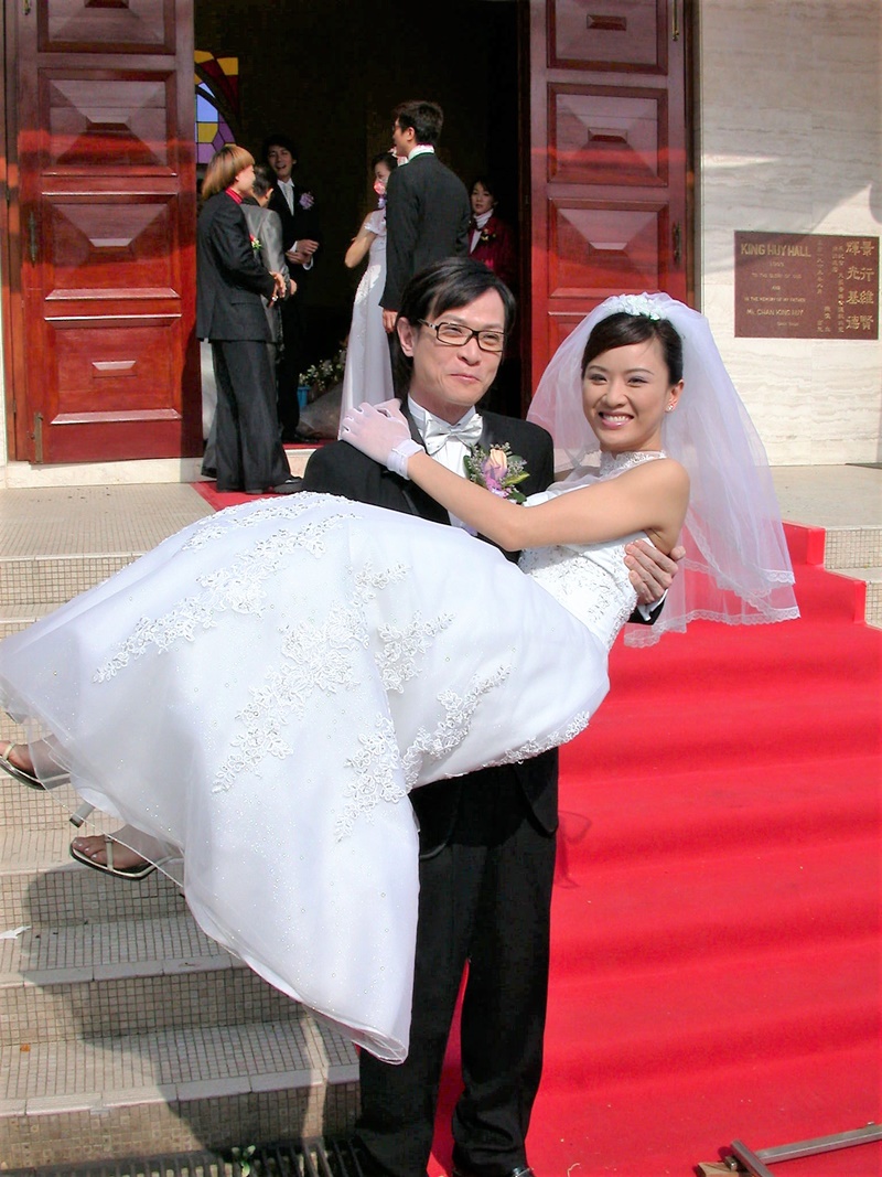 亞視04年劇集《爸爸兩邊走》,張文慈與吳廷燁在劇中行結婚儀式。資料圖片