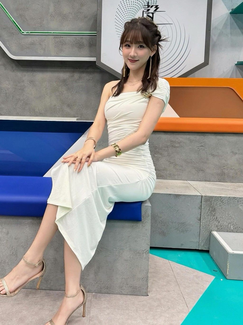 曾參加 TVB 大型歌唱選秀節目《聲秀》,並獲封「顏值擔當」成功出道。 曾參加 TVB 大型歌唱選秀節目《聲秀》,並獲封「顏值擔當」成功出道。