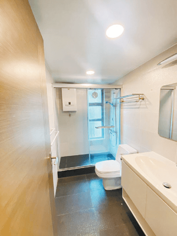 浴室設有窗戶，有助促進空氣對流。