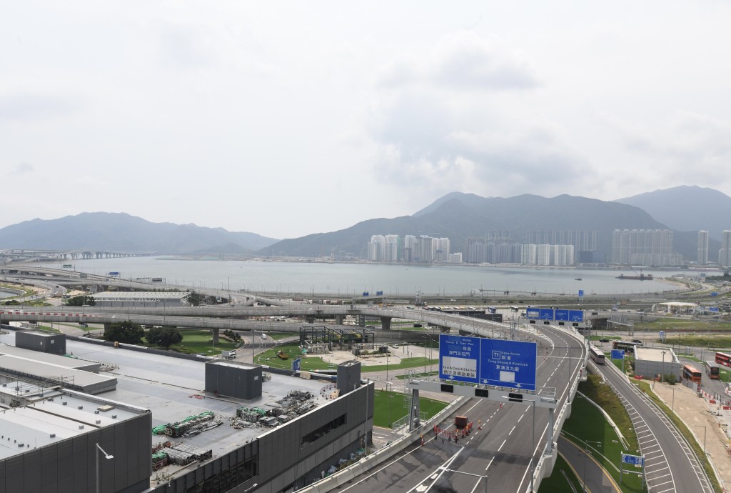 遊艇港灣位於香港國際機場旁,所佔水域及土地共200公頃,提供逾500個遊艇泊位。 遊艇港灣位於香港國際機場旁,所佔水域及土地共200公頃,提供逾500個遊艇泊位。