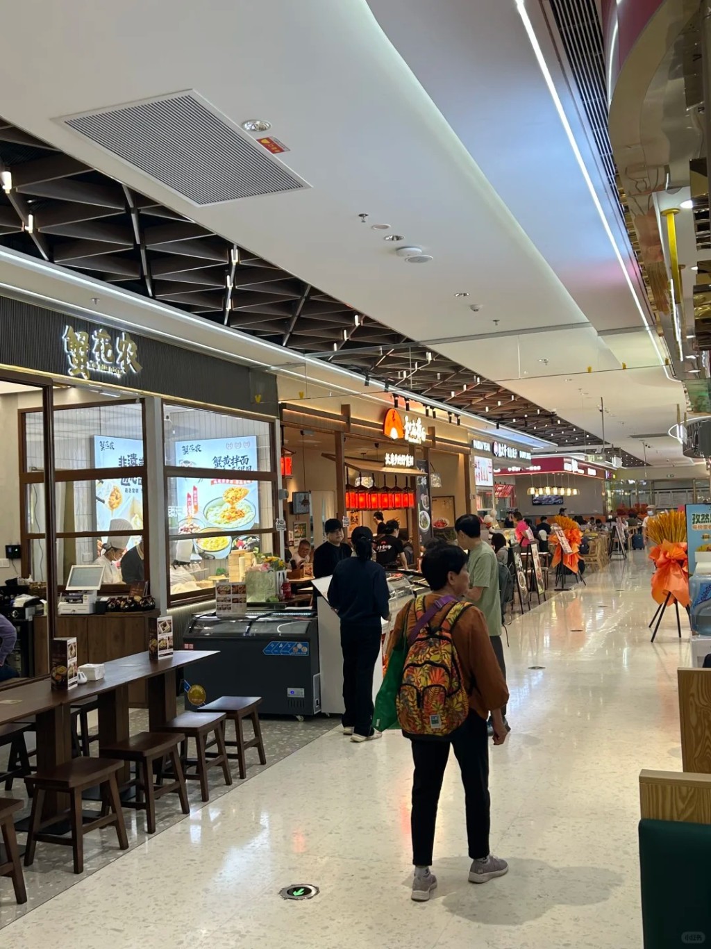 羅湖口岸再有全新美食廣場「粵港新天地」登場，有逾30間食肆及零售店進駐。