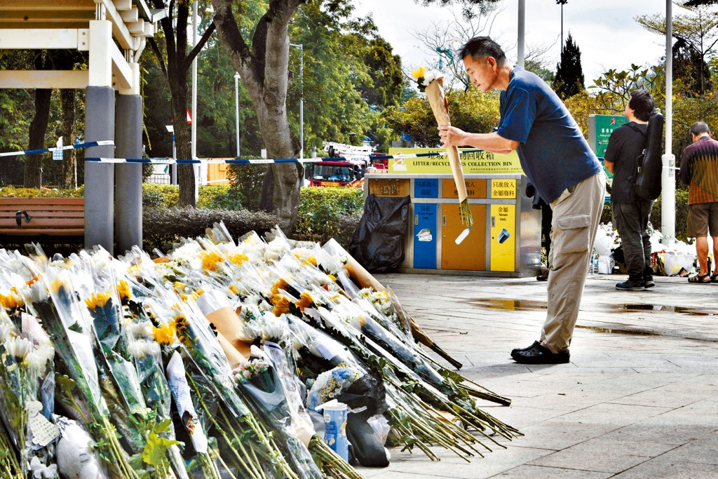 市民到現場獻花悼念。