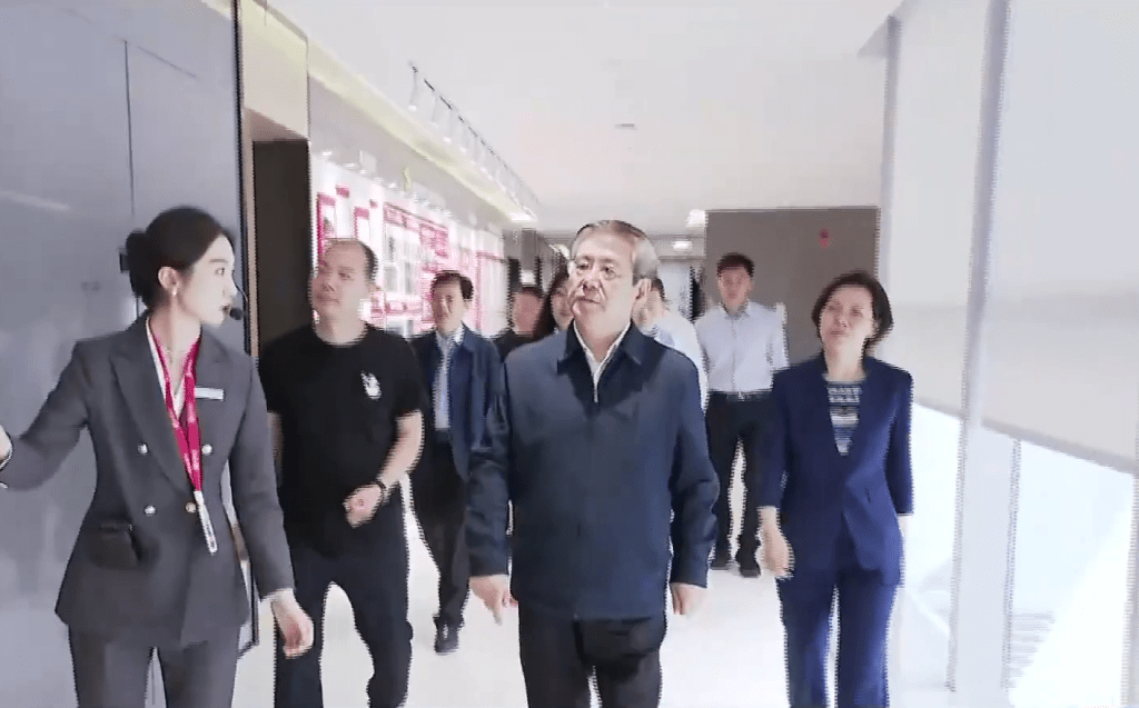 河南省長王凱走訪蜜雪冰城總部。 河南省長王凱走訪蜜雪冰城總部。