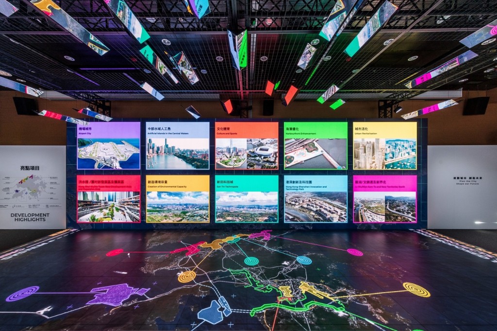 大型「L」形LED互動屏幕以動態追蹤技術，介紹香港未來重要規劃及基建項目。