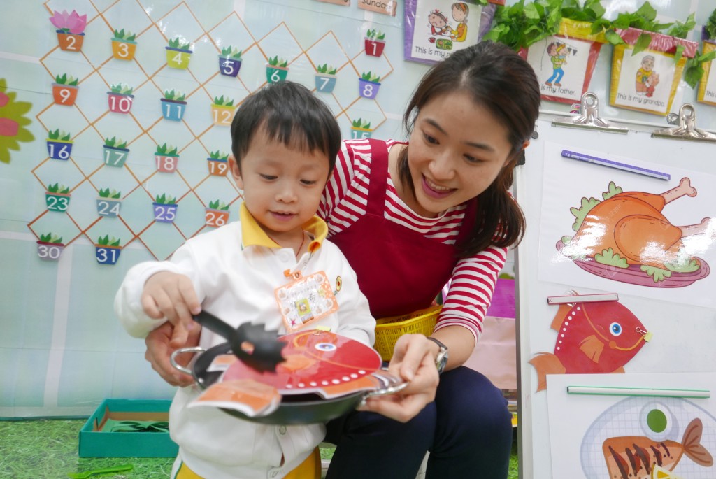 馬灣分校的NET與小朋友模擬煮食。