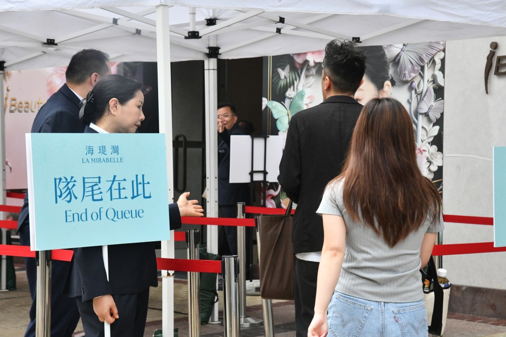 将军澳日出康城海瑅湾I承接首轮销售旺势,昨日仍有大批准买家到场拣楼,气氛不俗。 将军澳日出康城海瑅湾I承接首轮销售旺势,昨日仍有大批准买家到场拣楼,气氛不俗。