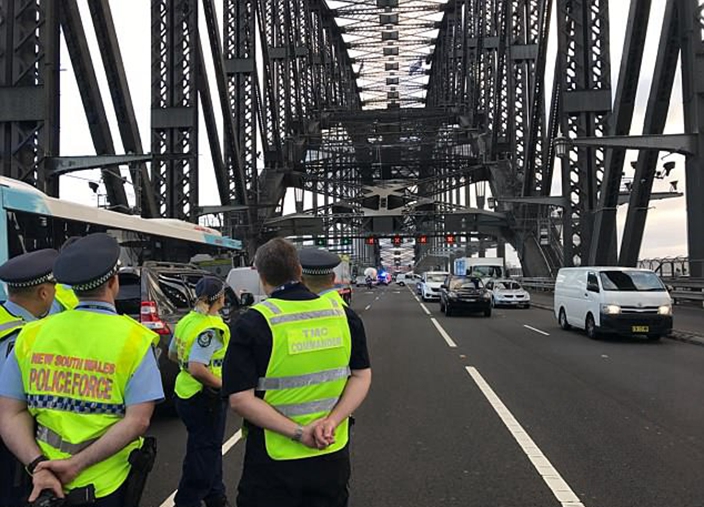 受事件影響,通往悉尼大橋的南向道路一度出現30公里車龍,大橋北向四條車道一度全面關閉。