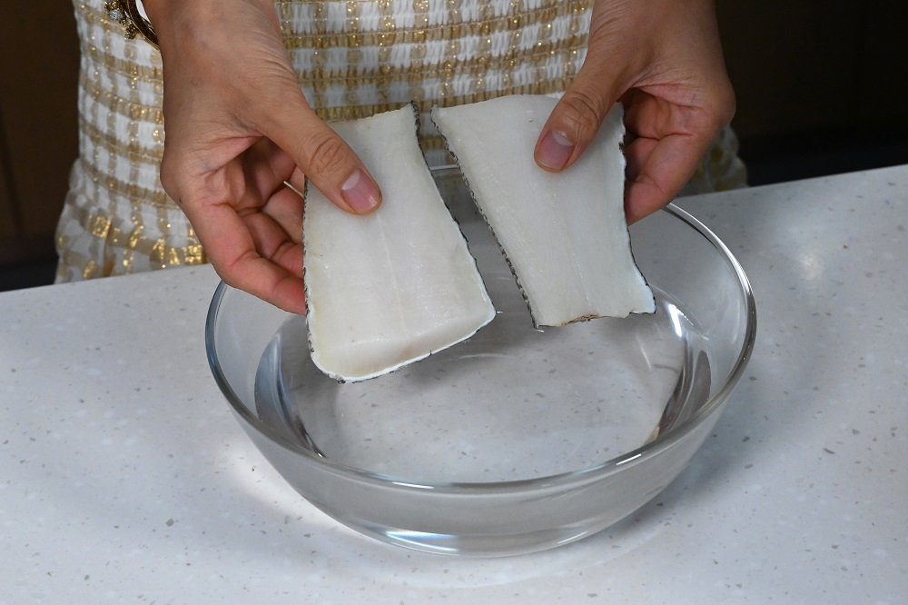 先將白鱈魚浸鹽水入底味。