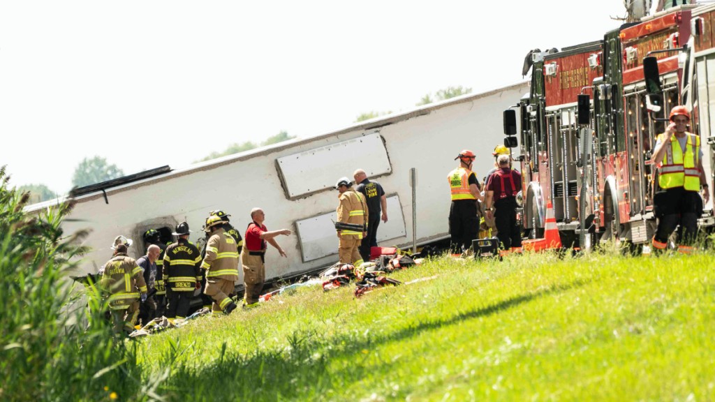 美國旅遊巴翻車至少5死多人傷。消息指，車上有中國遊客。美聯社