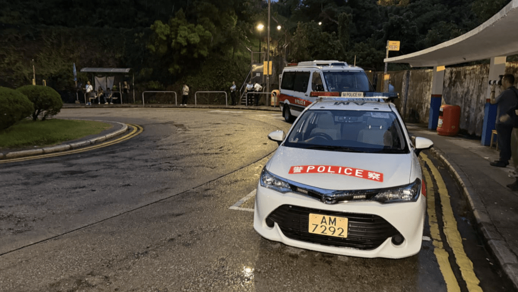 今早赤柱監獄外有警車駐守。