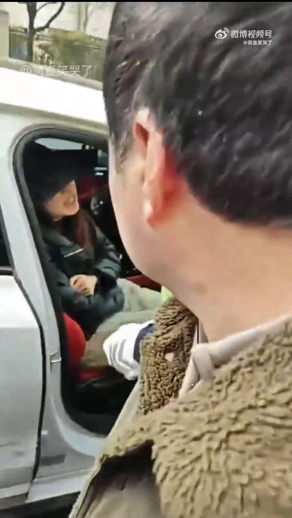女子撞人後拒絕落車配合警員調查。
