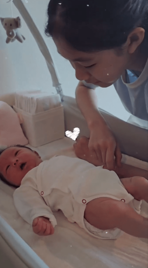 黃長興女兒非常愛錫新誕生的表妹。