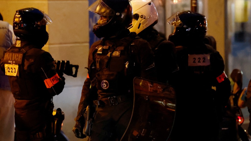 法国警方机动暴力行动镇压旅（BRAV-M） 成员到共和国广场镇压撑巴勒斯坦示威。 路透社