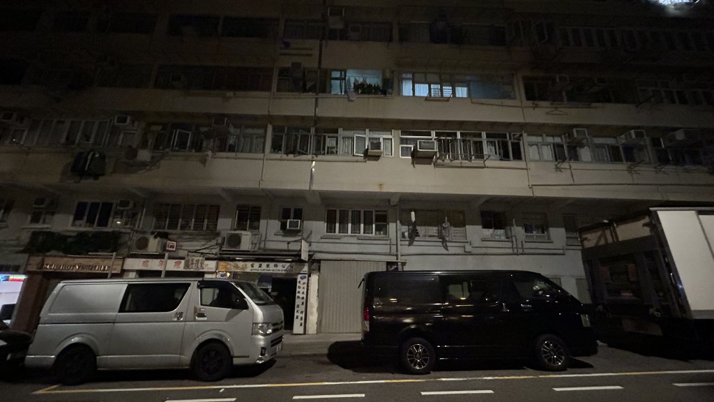西灣河男子墮樓昏迷送院。蔡楚輝攝