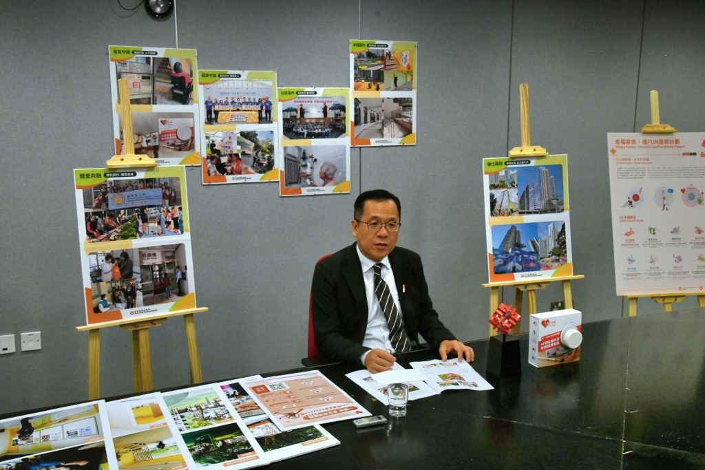 康榮傑指，政府每年會選擇一些屋邨翻新外牆，透過改善公共屋邨環境，提升長者幸福感及歸屬感。