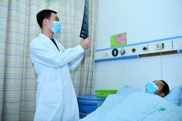 周先生住院期間,需接受逾十次血液透析治療。網圖