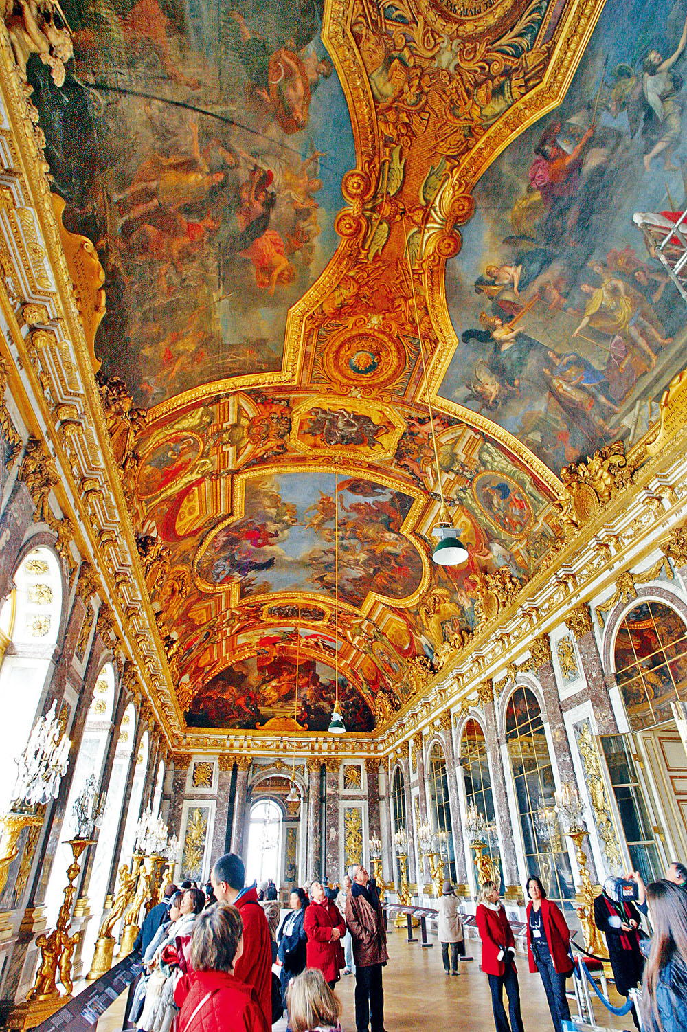 镜厅以多面镜窗及华丽水晶灯见称。