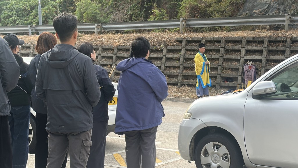 祭壇設於鐵騎士倒地草叢下的護土牆。劉漢權攝