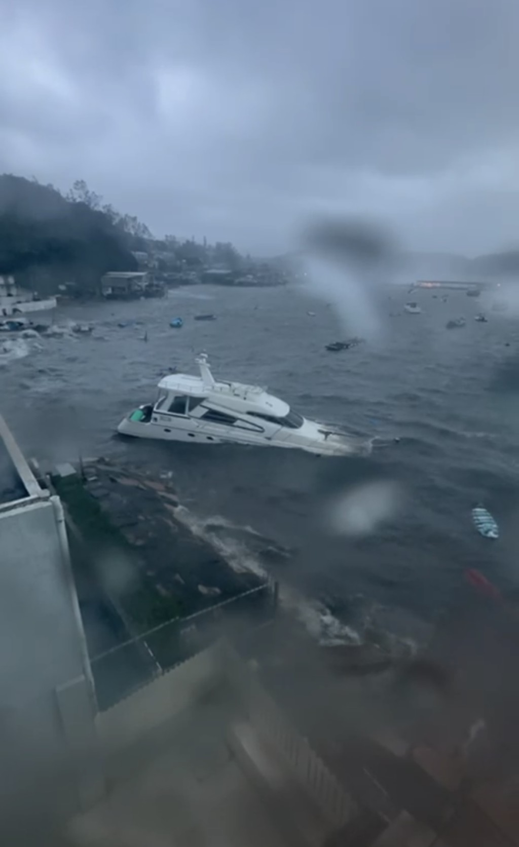 船頭已被海水淹沒。網上圖片