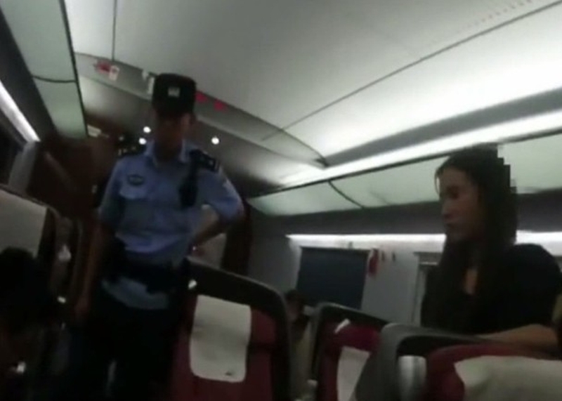警方上車盤查懷疑吸毒女子。(網圖)