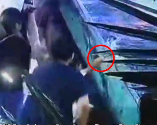 6歲女童在商場內一個鯊魚池被咬傷右手。(網圖)
