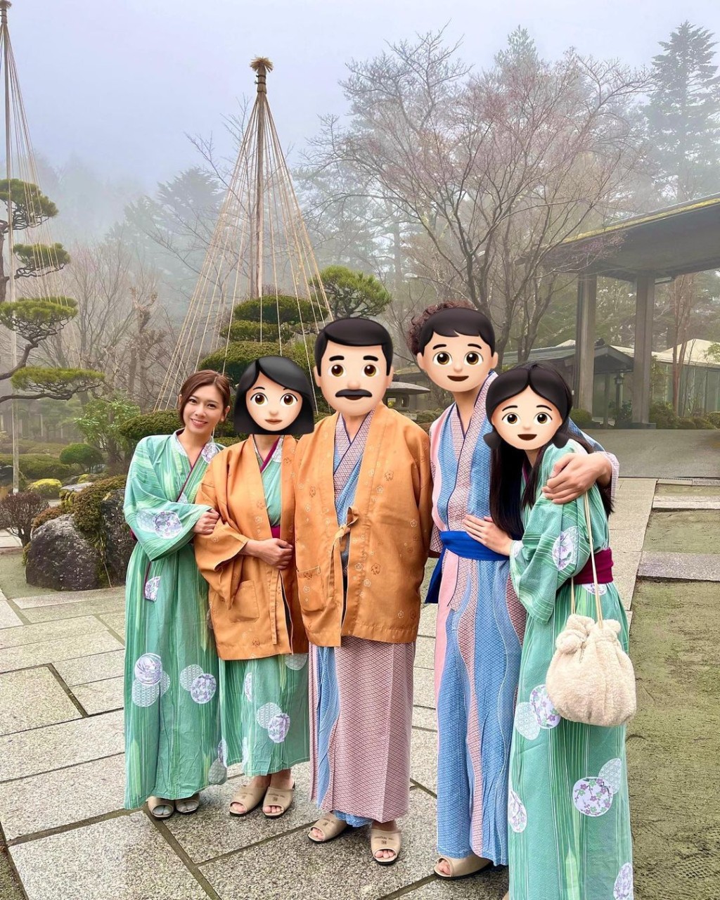 與家人同遊日本。