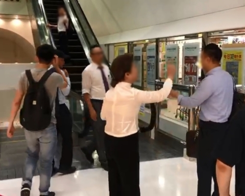一名大媽因錯過超市的營業時間，仍然要求職員讓她進內購物，引起爭執。 影片截圖

