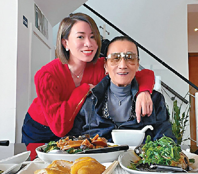 ■阿佘和謝賢齊享受美食，開心合照！
