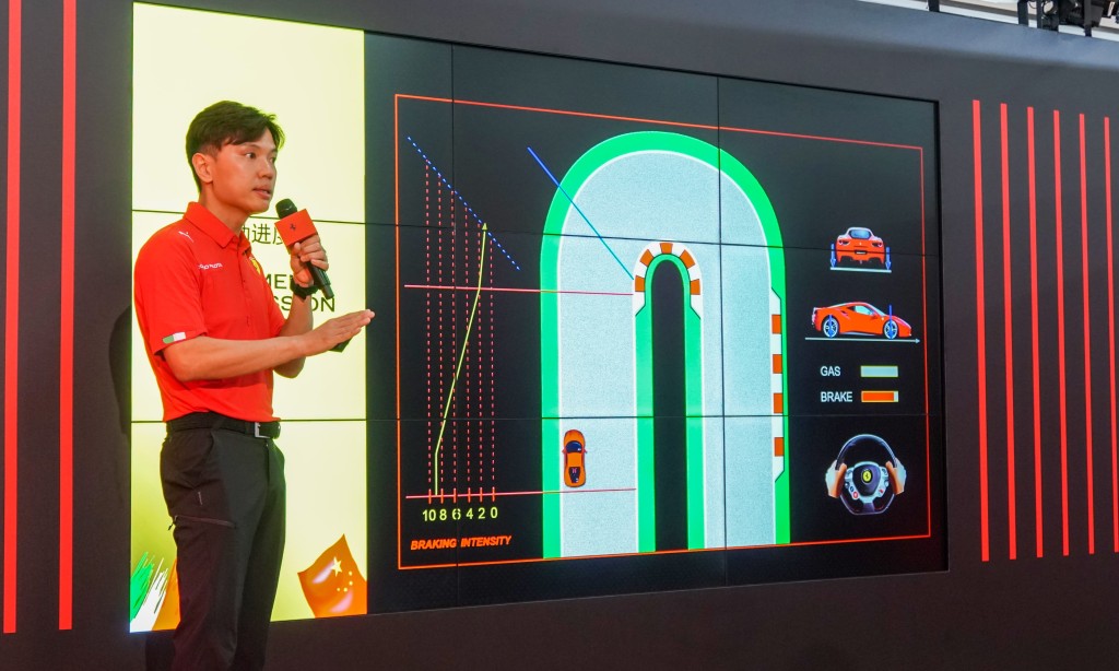 总教练香港车手甄卓伟向传媒讲解赛道驾驶要点、赛道特色及过弯技巧。