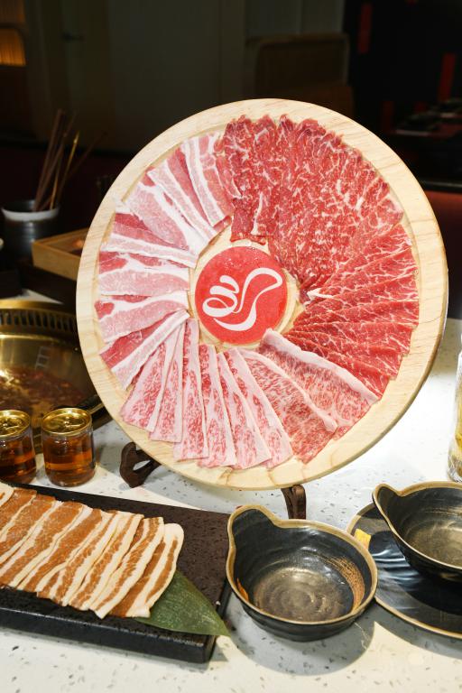 手切牛肉拼盤 $498牛小排加上肉眼邊、封門柳、牛頸脊及牛白肉,愛吃牛肉的話必試。