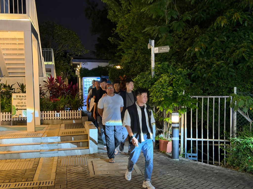 探員將男子帶返其女友報住的荔枝角「饒宗頤文化館—翠雅山房」旅館單位調查。 探員將男子帶返其女友報住的荔枝角「饒宗頤文化館—翠雅山房」旅館單位調查。