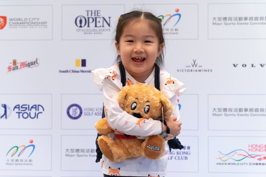 蔡小朋友：「我最钟意导赏员姐姐介绍嘅金裳凤蝶！球场原来有个蝴蝶园，内有过百种蝴蝶。妈咪话参加生态导赏游就可以看到，我好期待啊！」（摄：陈极彰）