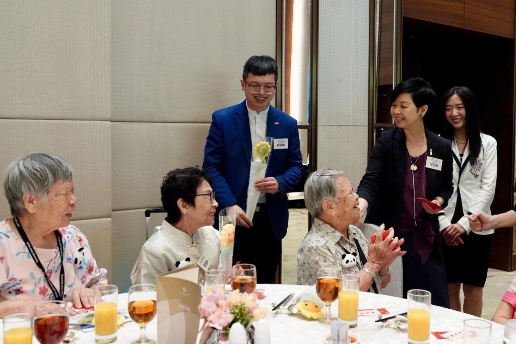 房屋局局長何永賢出席香港長者協會舉辦的「樂齡敬老慶回歸慈善午宴」。