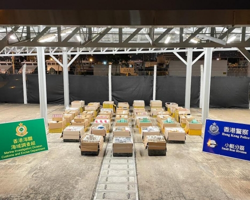 行動中，一共檢獲一輛輕型貨車及43箱懷疑走私貨物，估計總市值約450萬元。警方圖片