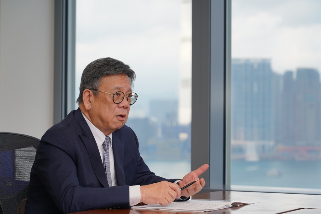 商務及經濟發展局局長丘應樺接受《The Standard》（《英文虎報》）專訪。