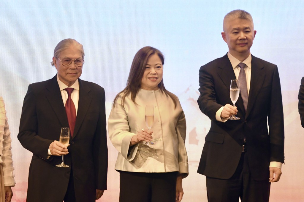 左起：香港體育界慶祝中華人民共和國成立77周年酒會籌委會主席霍震霆、文化體育及旅遊局局長羅淑佩，以及中央人民政府駐香港特別行政區聯絡辦公室副主任孫尚武，聯同一眾嘉賓於台上舉杯，向台下祝酒。楊駿堯攝