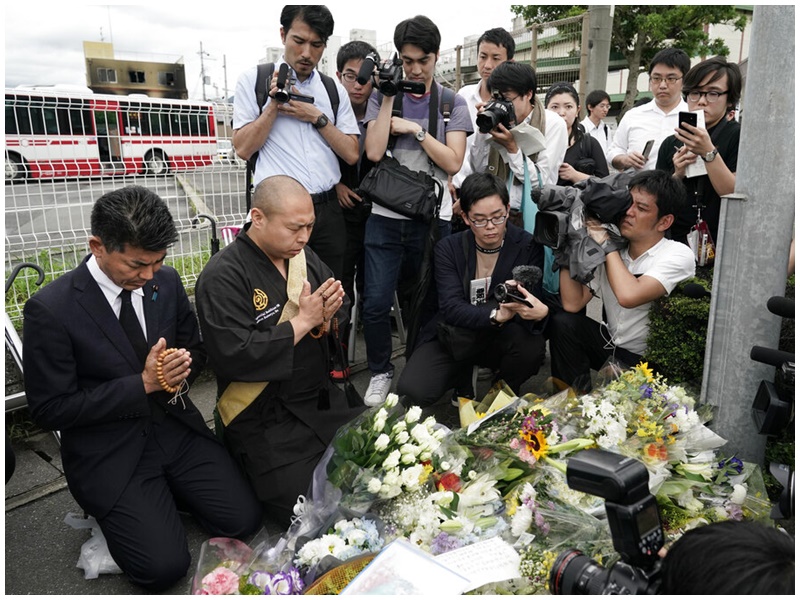 慘案發生後，當地僧侶及民眾紛紛到現場悼念。（AP）