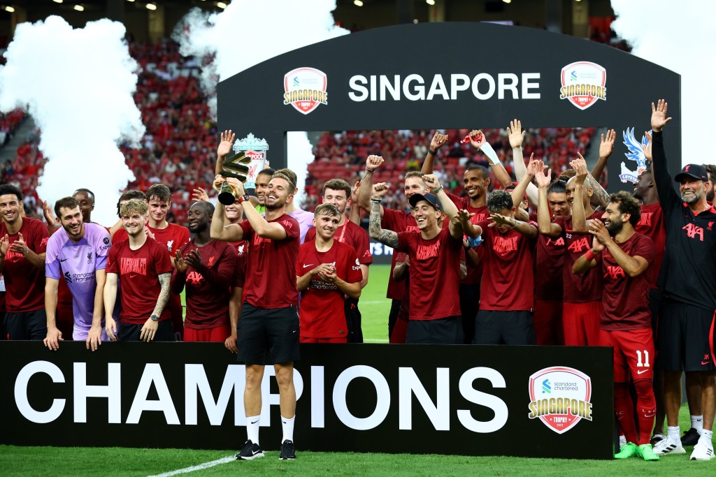 紅軍最終2:0擊敗水晶宮，捧起新加坡挑戰盃。 網上圖片