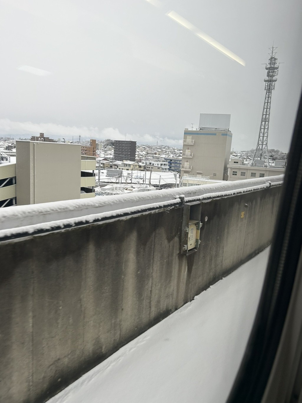 新幹線「翼121號」停在路軌中央，可見路上有積雪。 X