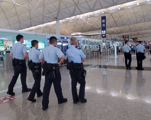 警察在離境大堂巡邏。
