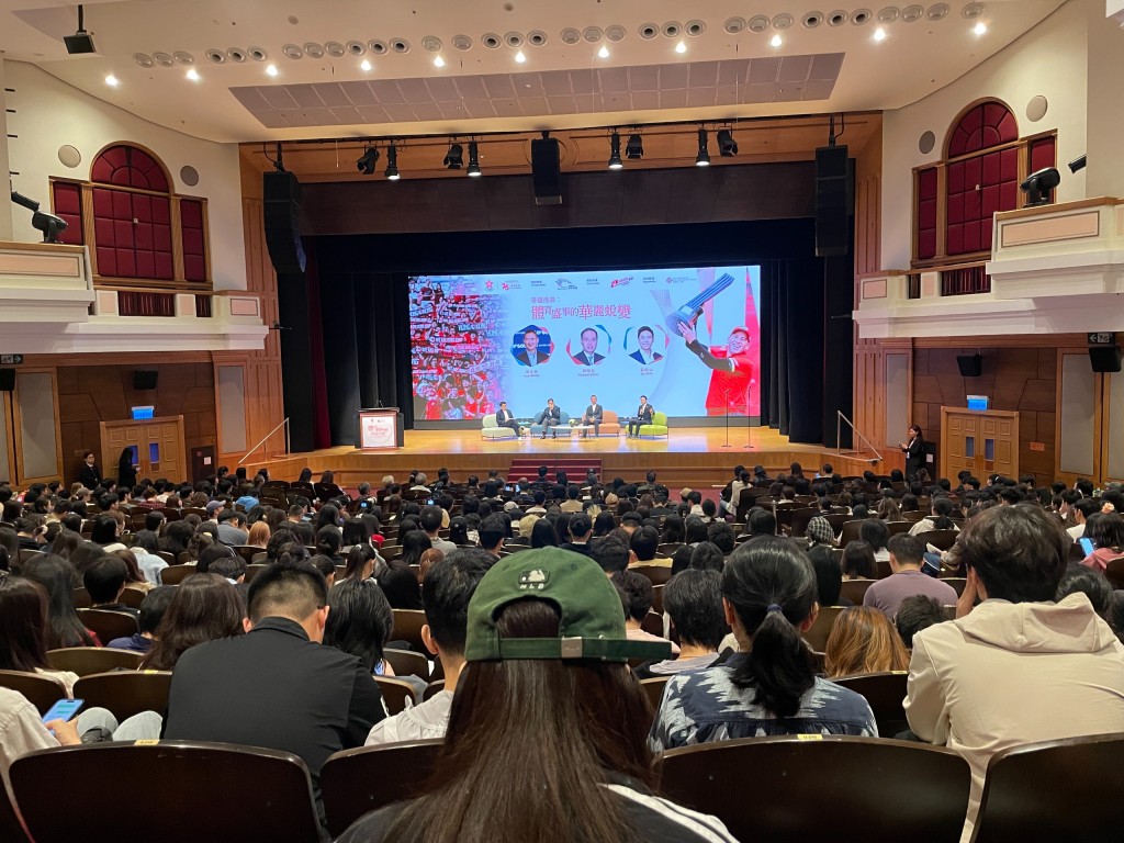 越過一千名大專生到場。徐嘉華攝