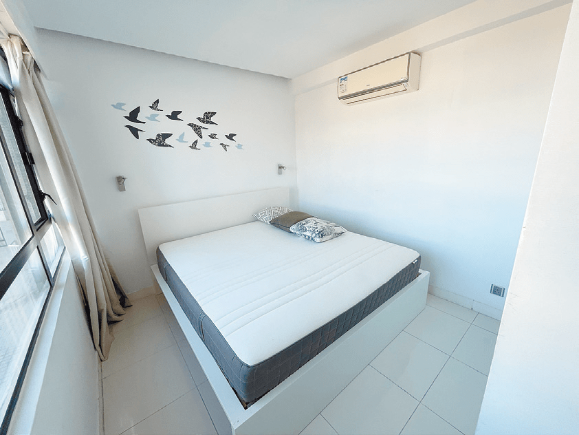 睡房采用白色为主调，睡眠空间宁静舒服。