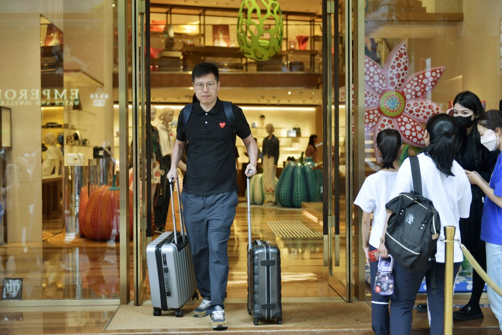 政府指零售業鎖售額受惠於旅遊業復蘇而上升。資料圖片