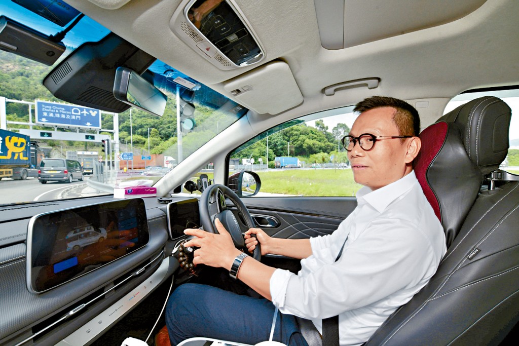 陳恒鑌表示,目前人工島的停車場正在修建中,位於港珠澳大橋香港口岸旅檢大樓旁邊。