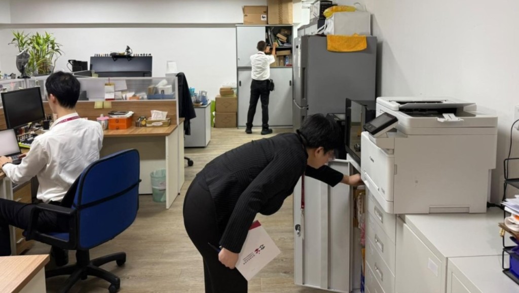 競爭事務委員會展開代號「銳鏡」的執法行動，根據法庭手令搜查了11個處所。  競委會提供