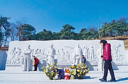 位於西山的「無名英雄紀念廣場」,左起為吳石、朱楓、陳寶倉、聶曦為原型的英雄塑像。
位於西山的「無名英雄紀念廣場」,左起為吳石、朱楓、陳寶倉、聶曦為原型的英雄塑像。