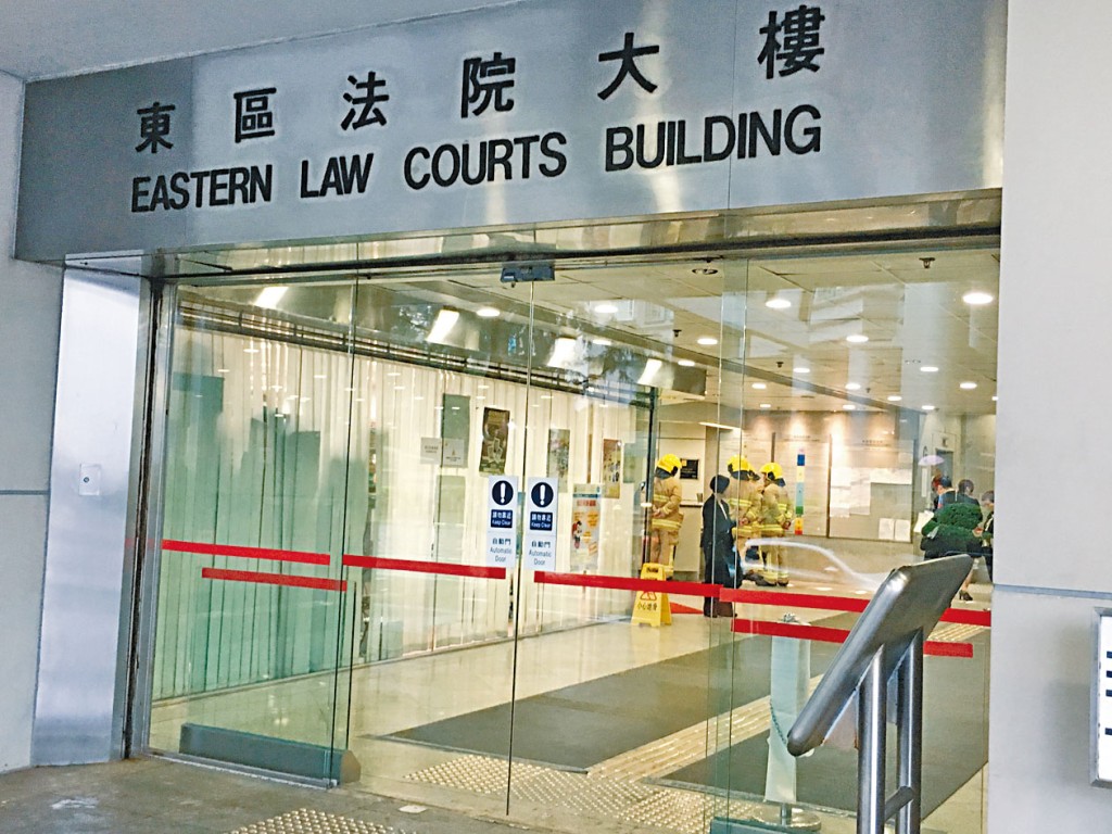 兩男子被控阻礙公職人員罪，昨於東區裁判法院認罪。