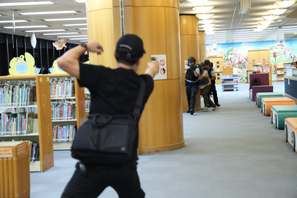 演習模擬數名恐怖分子闖入正舉行研討會的香港中央圖書館會場發動襲擊。 演習模擬數名恐怖分子闖入正舉行研討會的香港中央圖書館會場發動襲擊。